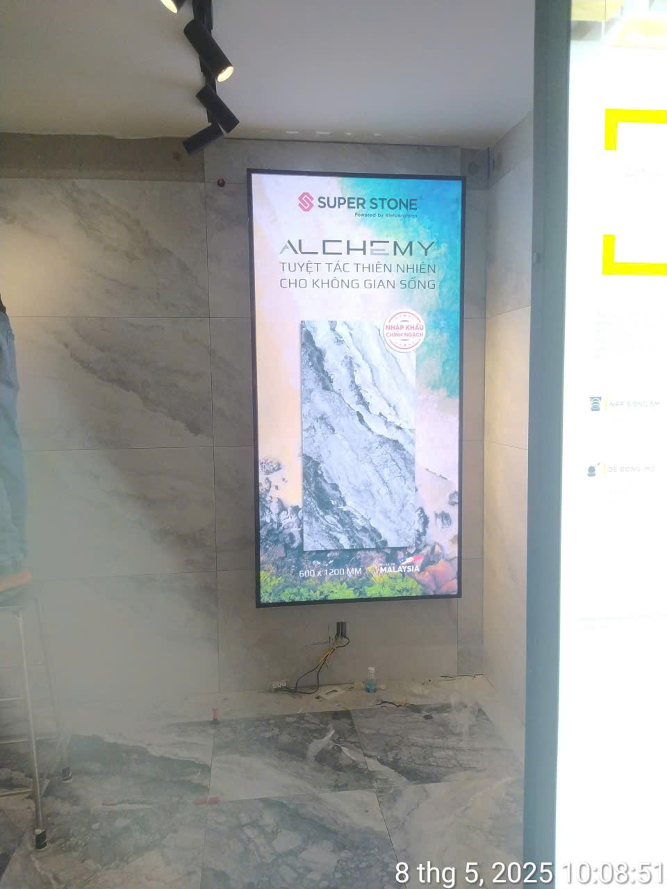 Lắp đặt hộp đèn siêu mỏng tranh điện showroom đá gạch ốp lát Nha Trang