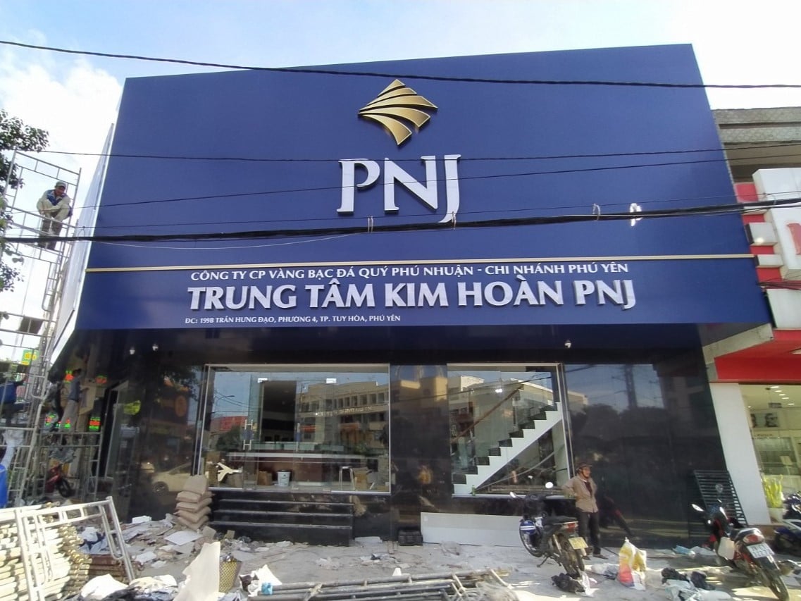 Thi công bảng hiệu Alu và bộ chữ nổi PNJ Trung Tâm Kim Hoàn Nha Trang