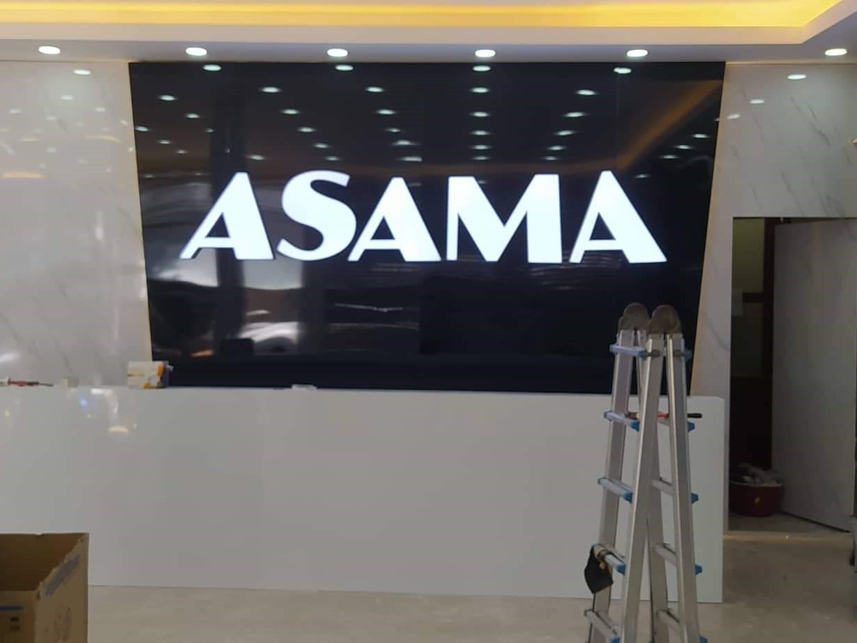 Trang trí quầy lễ tân Alu gương vàng showroom ASAMA Nha Trang