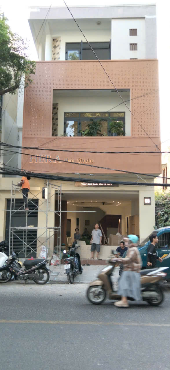Thi công mặt tiền Alu đục lỗ chữ nổi HERA Hair Studio Nha Trang