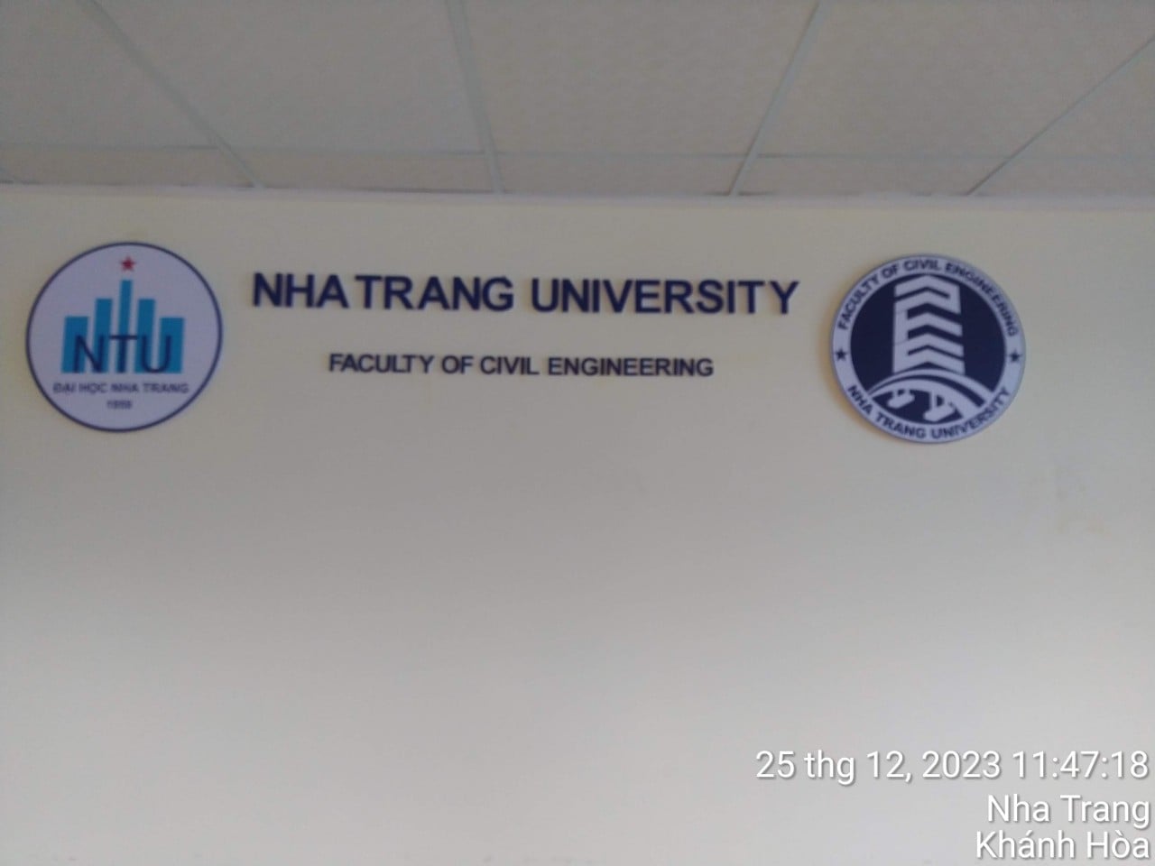 Gia công chữ nổi Mica gắn giảng đường Đại học Nha Trang