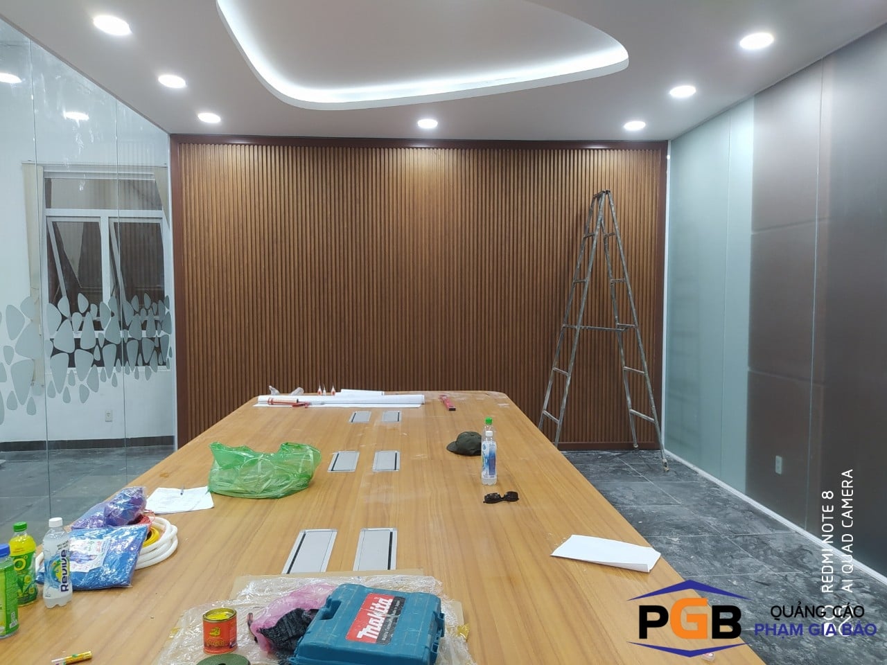 Trang trí vách lam gỗ phòng họp công ty tại Nha Trang
