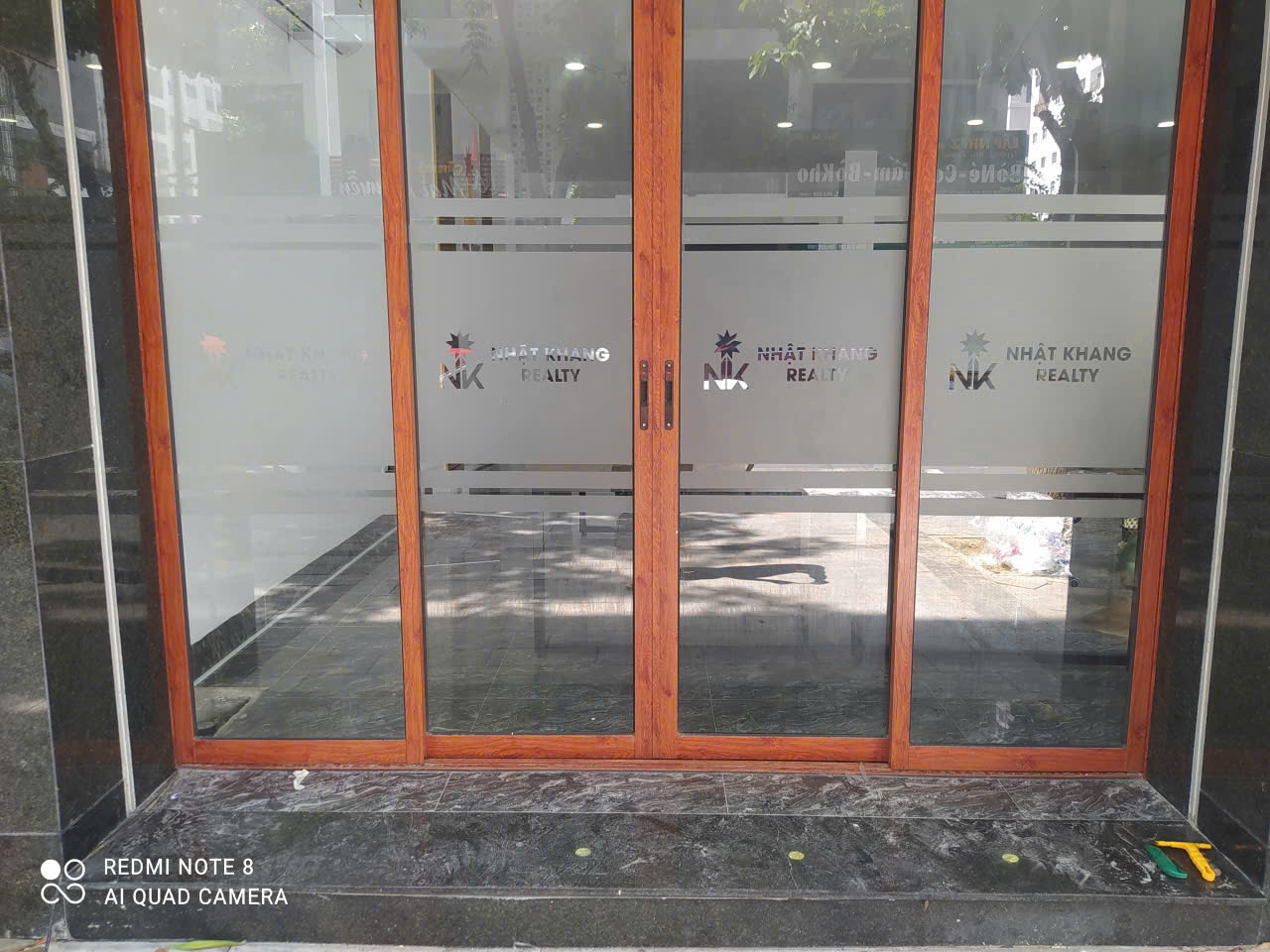 Dán decal mờ văn phòng cắt CNC logo nhận diện cửa kính Nha Trang